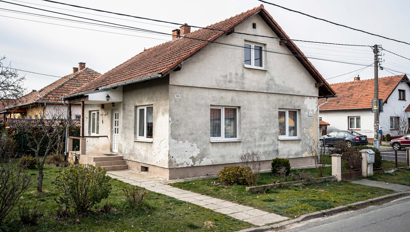 Felújított ház új nyílászárókkal, Győr — Győr